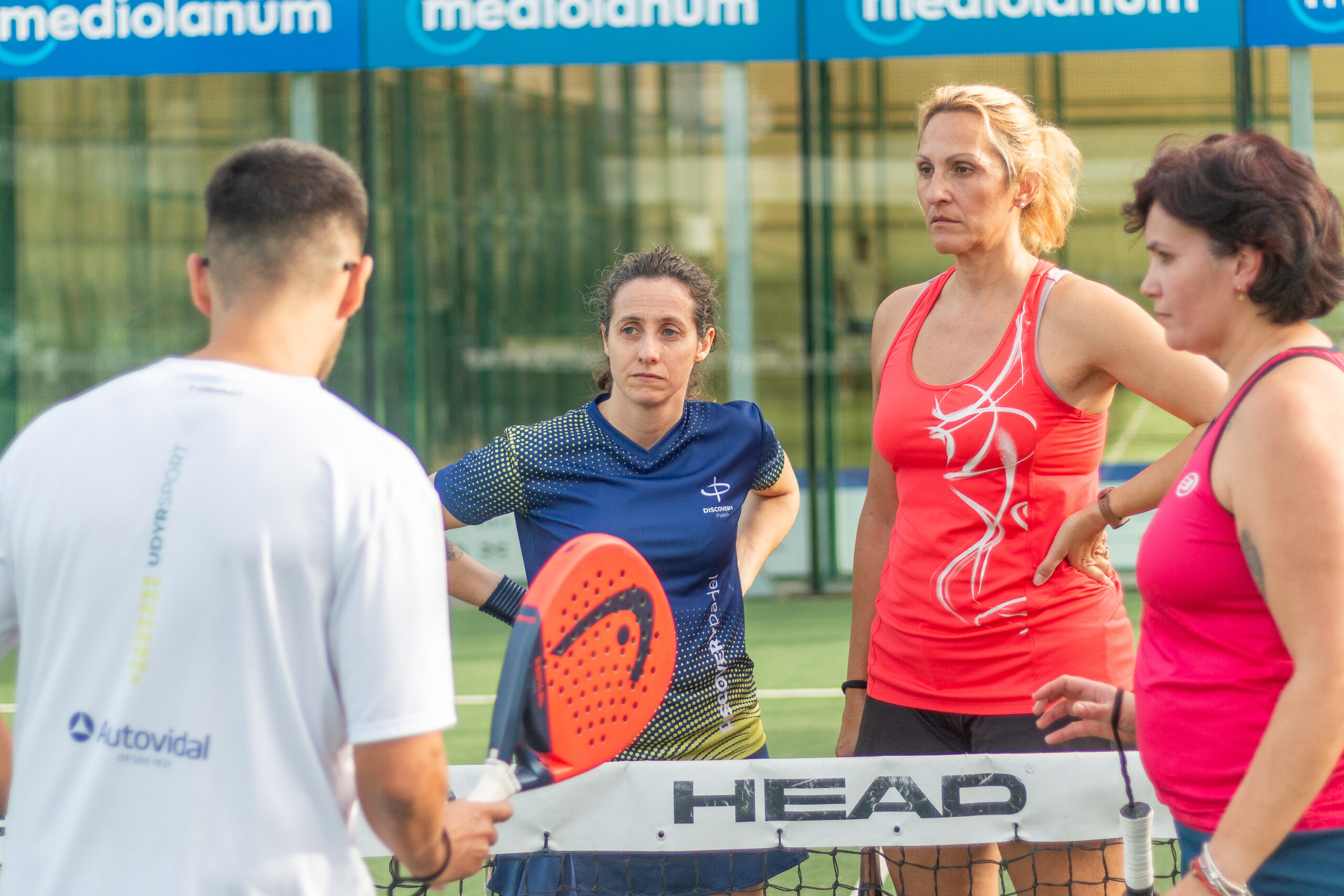 profesor y 3 alumnas entrenando en grupo