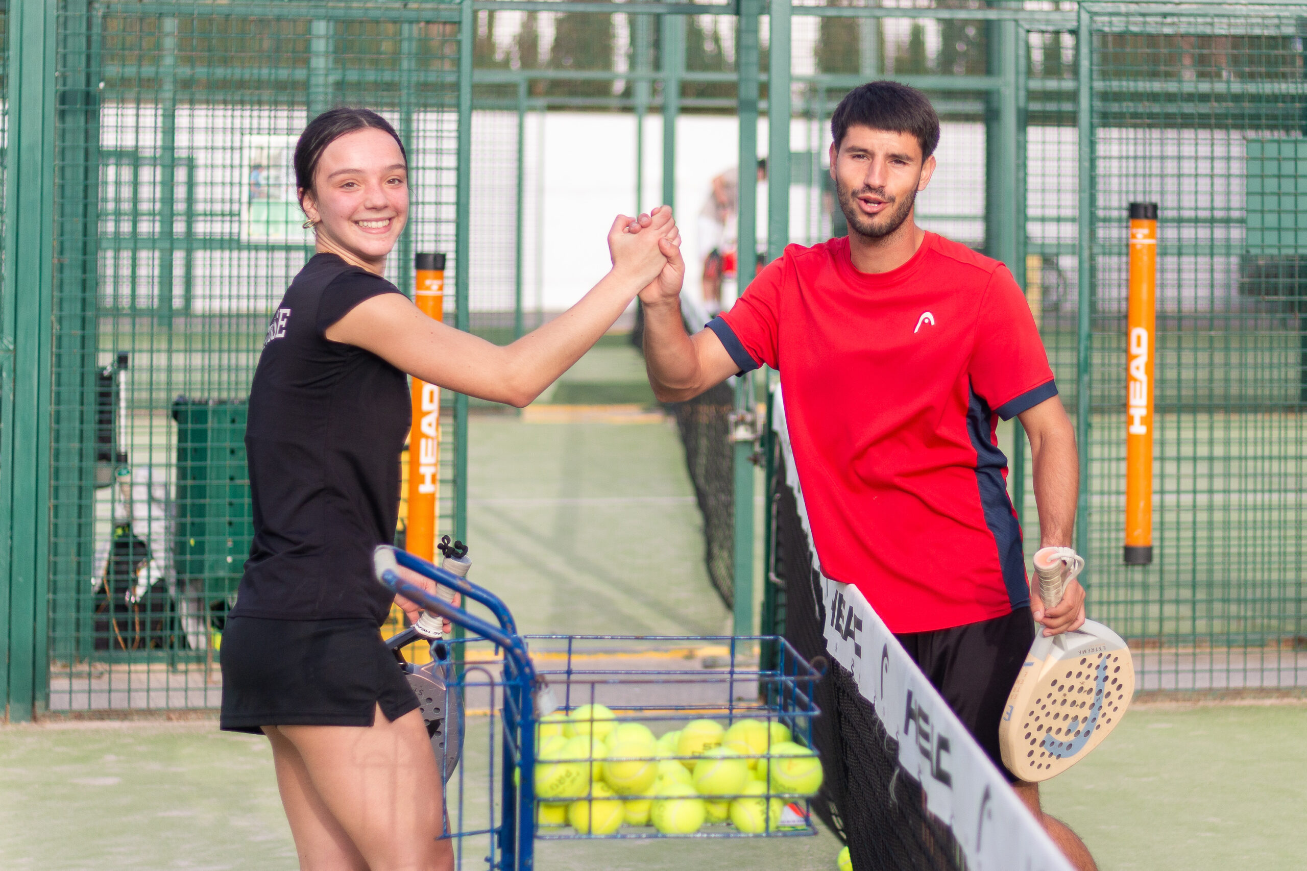 chico y chica se chocan la mano tras acabar el torneo