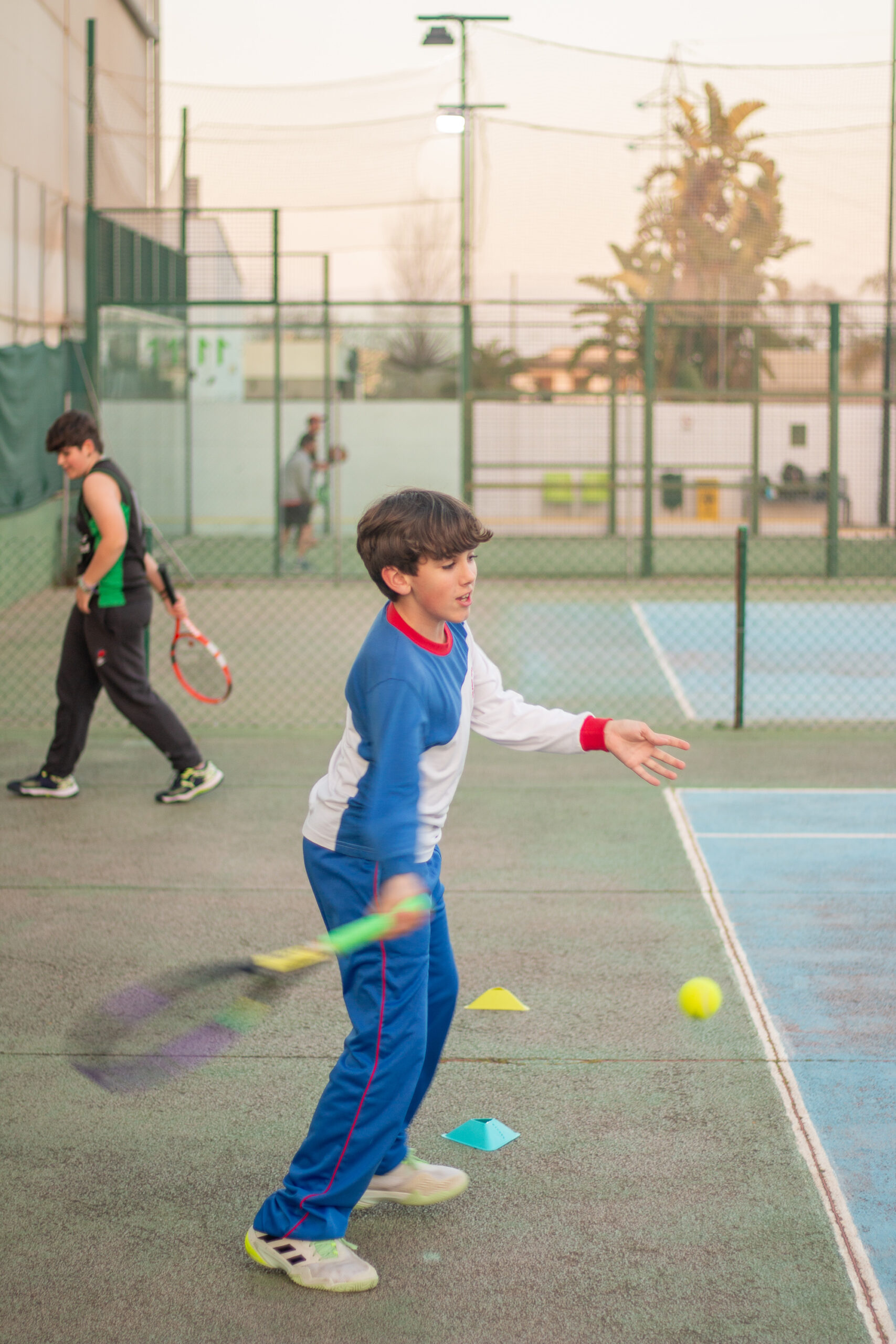 niño entrenando a tenis con conos